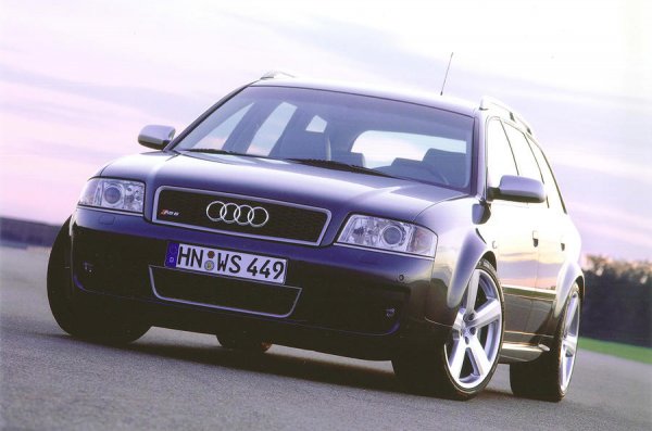 RS6 се задвижва от 4,2-литров V8 с две турбини и мощност 450 конски сили.